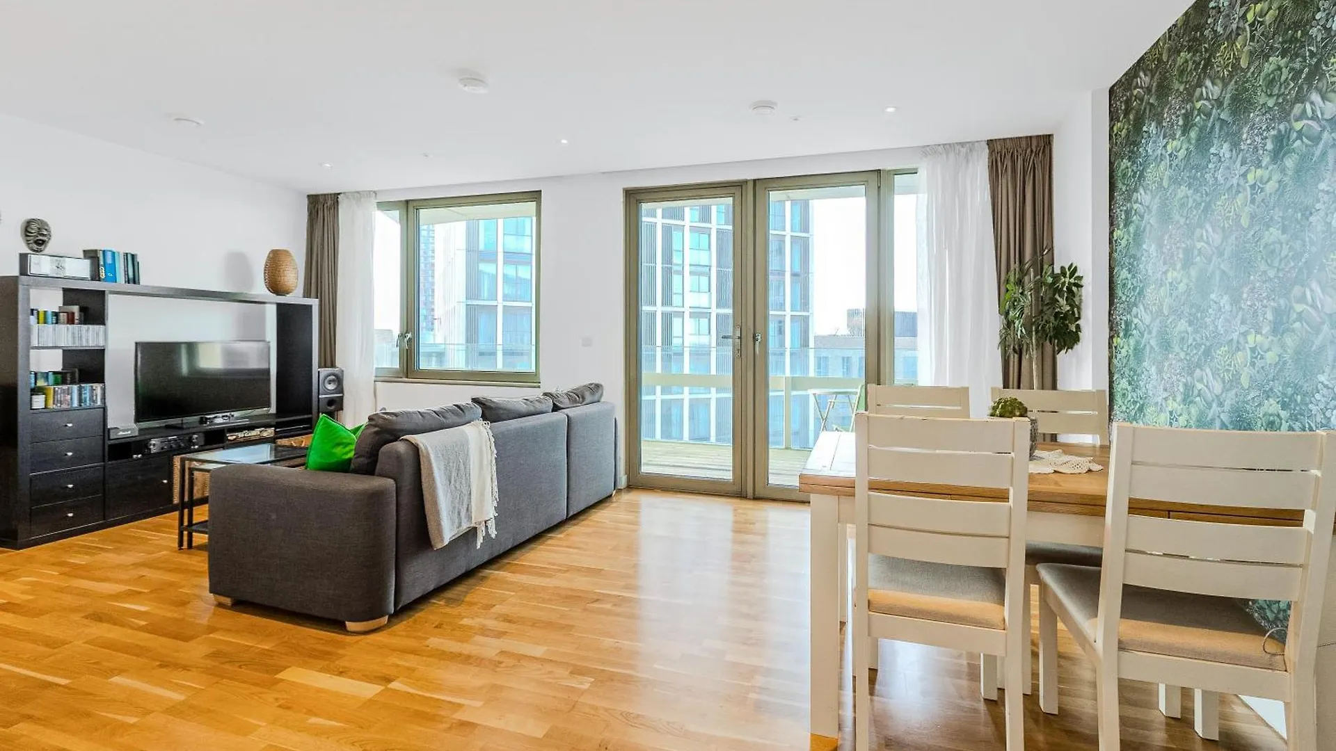 New Listing! 2Br With Balcony In Stratford, 3Min Dlr Apartment London