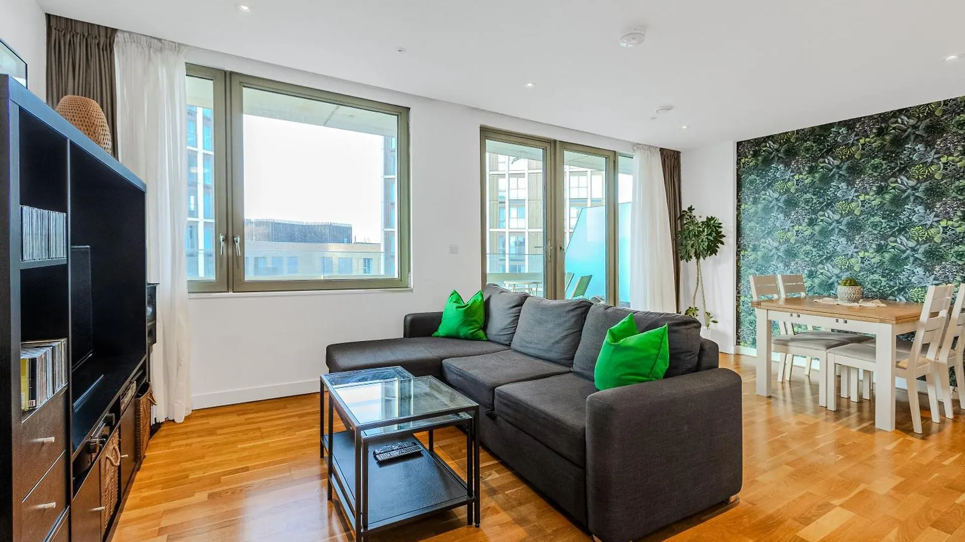 New Listing! 2Br With Balcony In Stratford, 3Min Dlr Apartment London