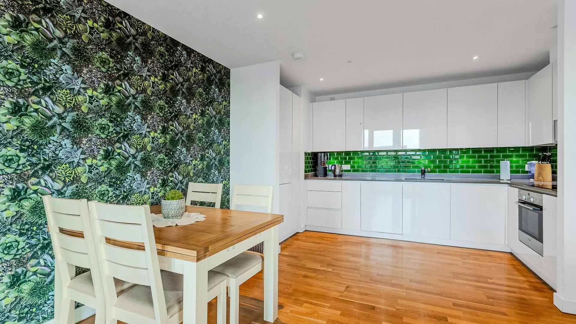 New Listing! 2Br With Balcony In Stratford, 3Min Dlr Apartment London
