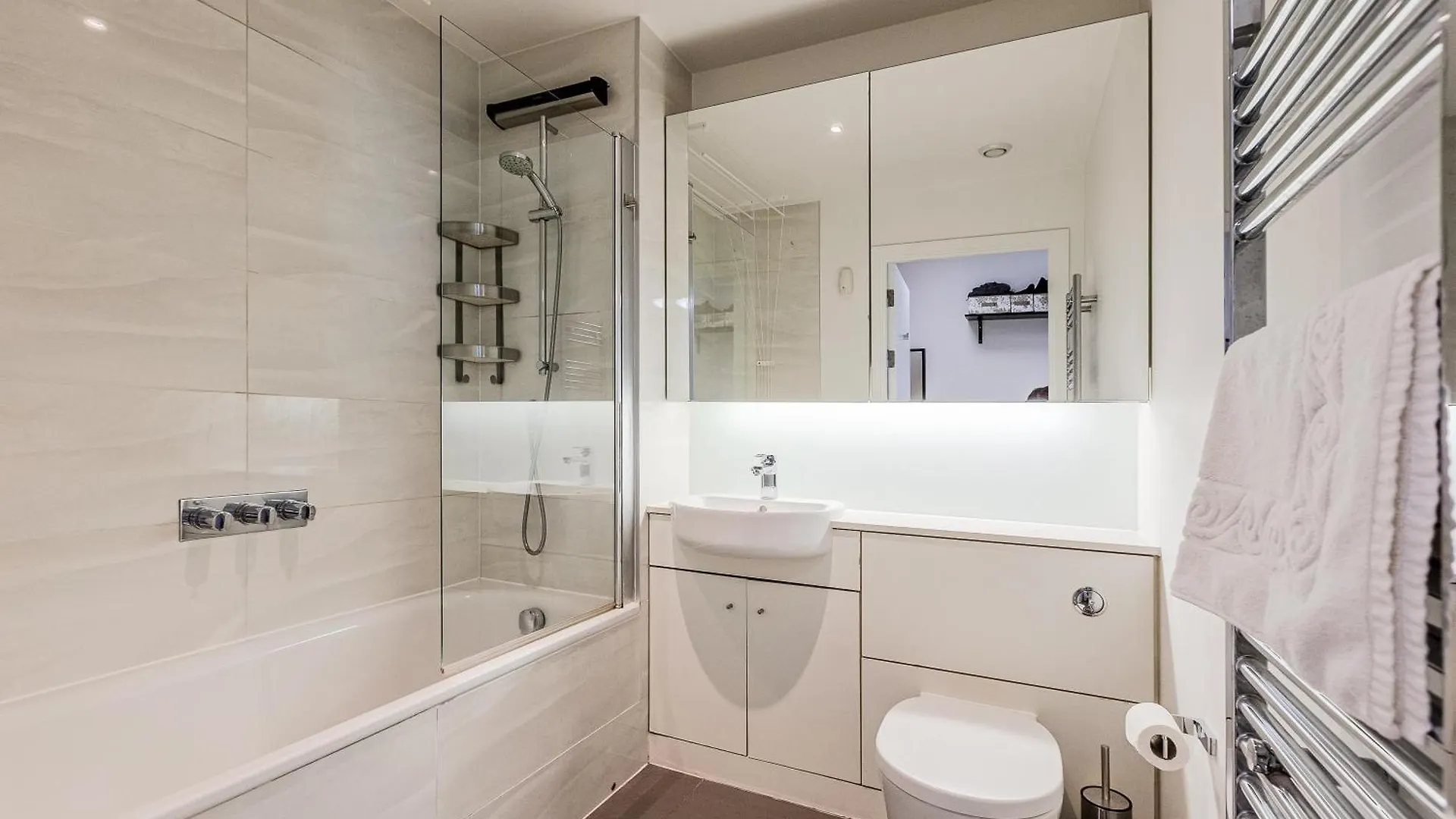 New Listing! 2Br With Balcony In Stratford, 3Min Dlr Apartment London