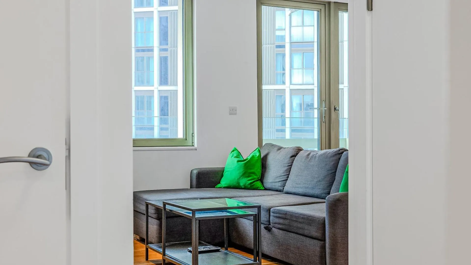 New Listing! 2Br With Balcony In Stratford, 3Min Dlr Apartment London 0*,
