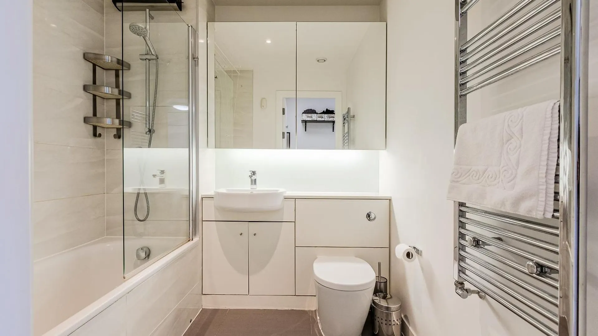 New Listing! 2Br With Balcony In Stratford, 3Min Dlr Apartment London