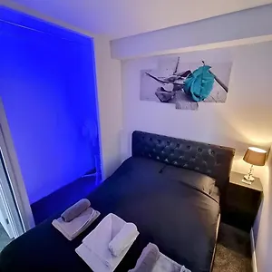  Apartment Sleek & Stylish - E15 With Parking